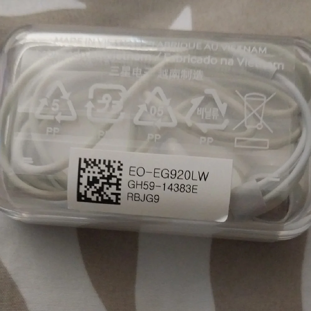 Samsung White Headset with Tangle-Free Storage